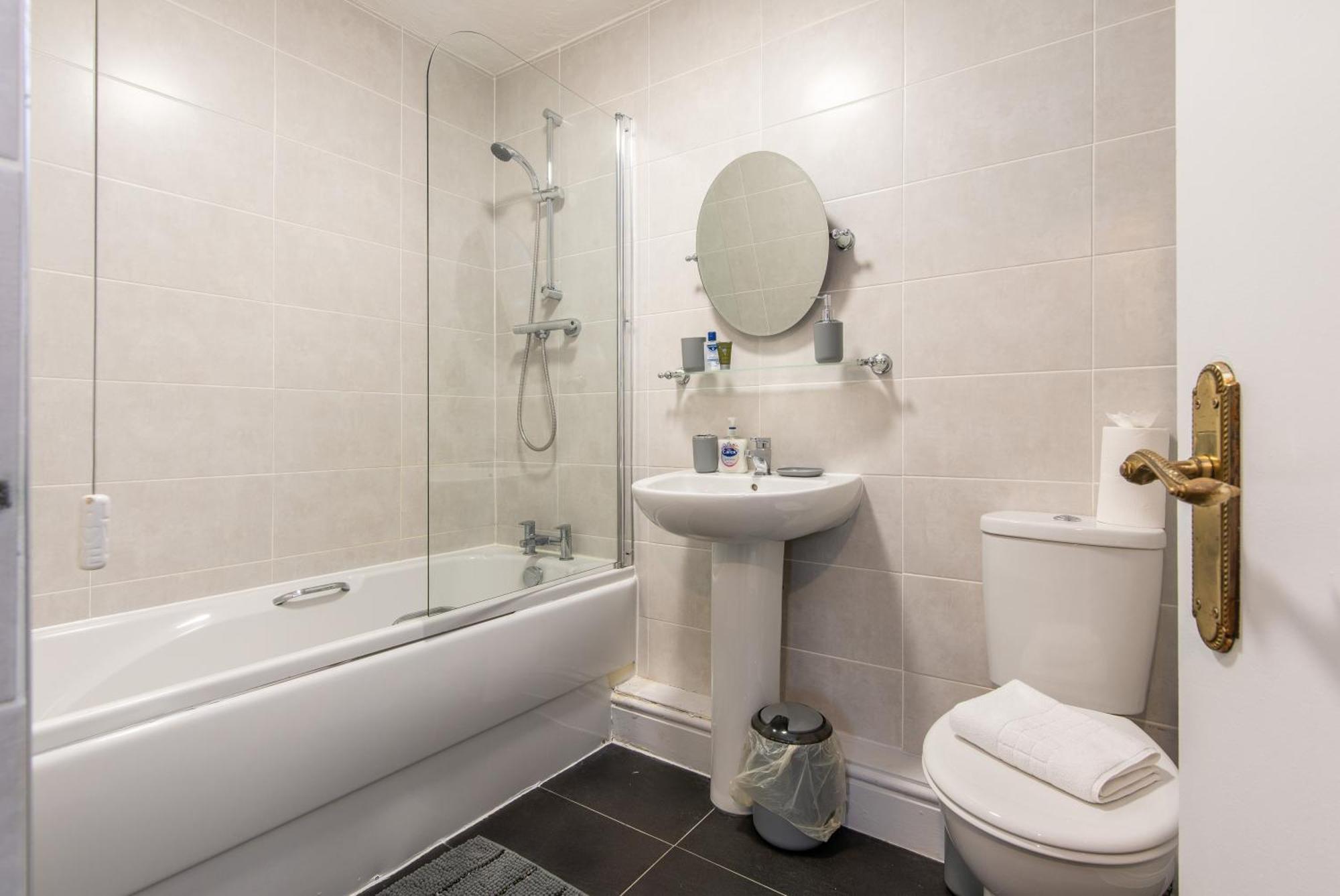 3 Bed Apartment - Perfect For Contractors Near Liverpool Airport Hale  Exterior photo